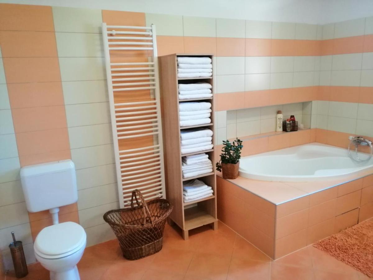 Vizaknai Apartmanhaz เซแกชแฟเฮร์วาร์ ภายนอก รูปภาพ